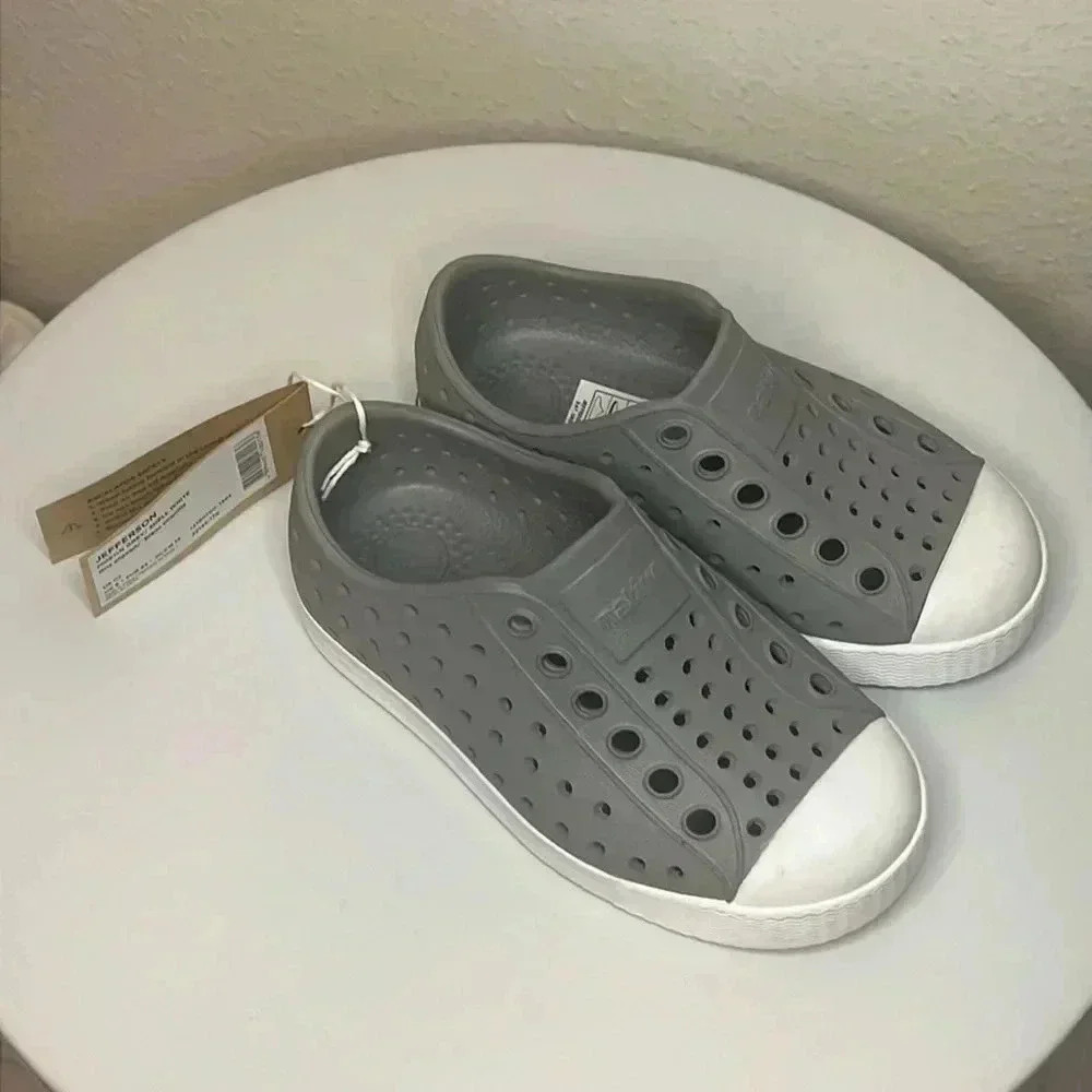 NWT Native - Jefferson in Pigeon Grey/Shell White - Child’s 7